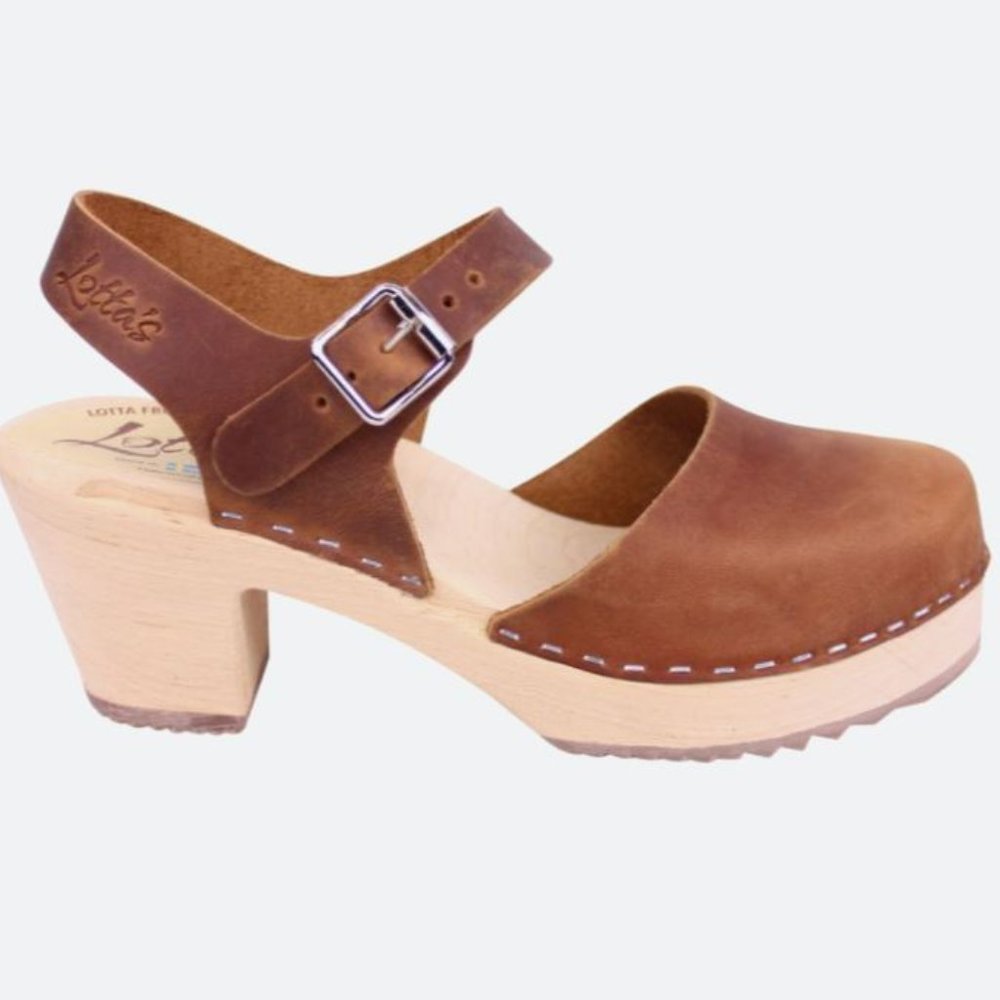 NWOT Lotta Highwood Clogs _ Brown